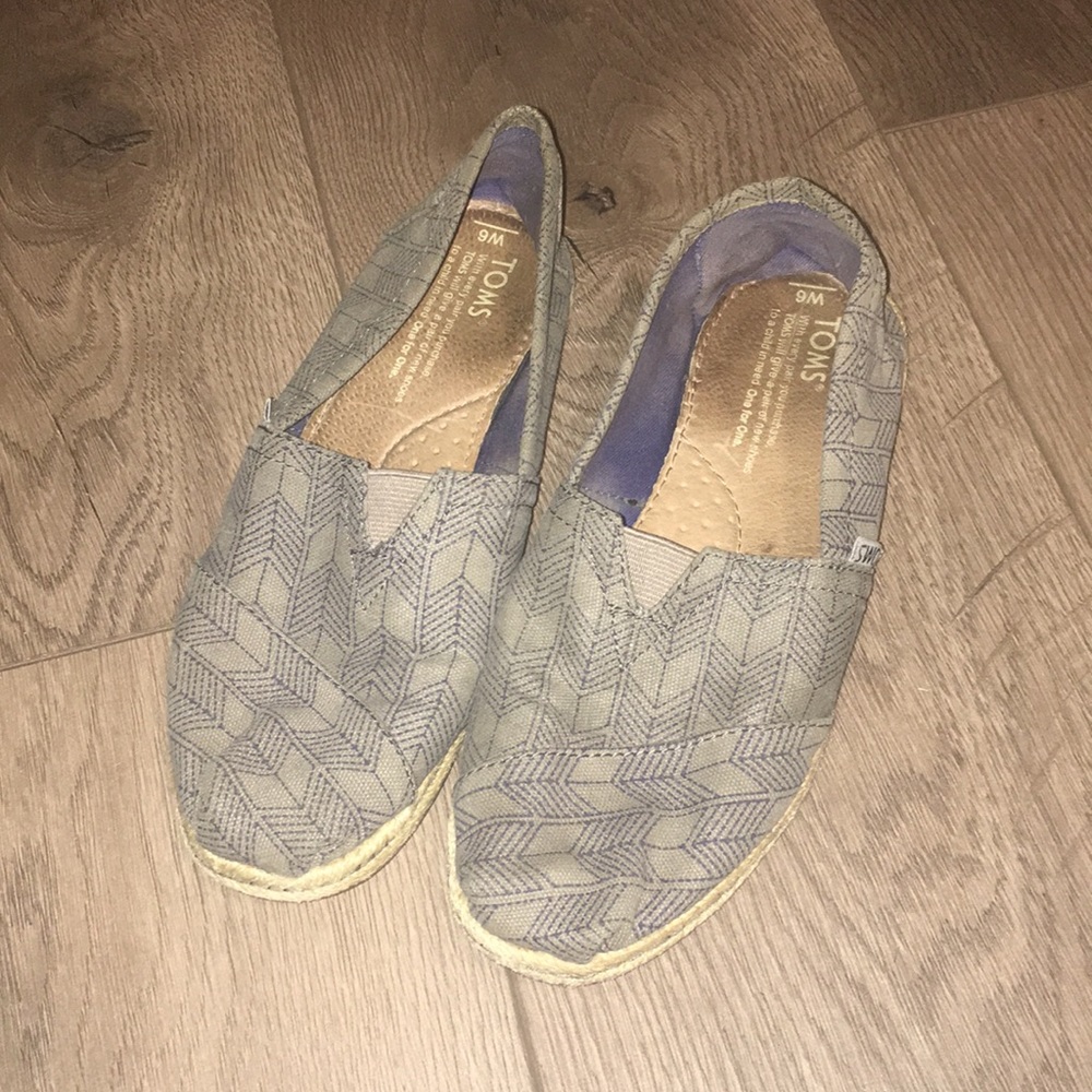 Grey and blue print toms